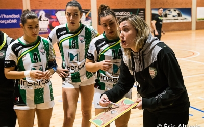 Carol Carmona dona indicacions durant el partit davant el Mislata | OAR Gràcia